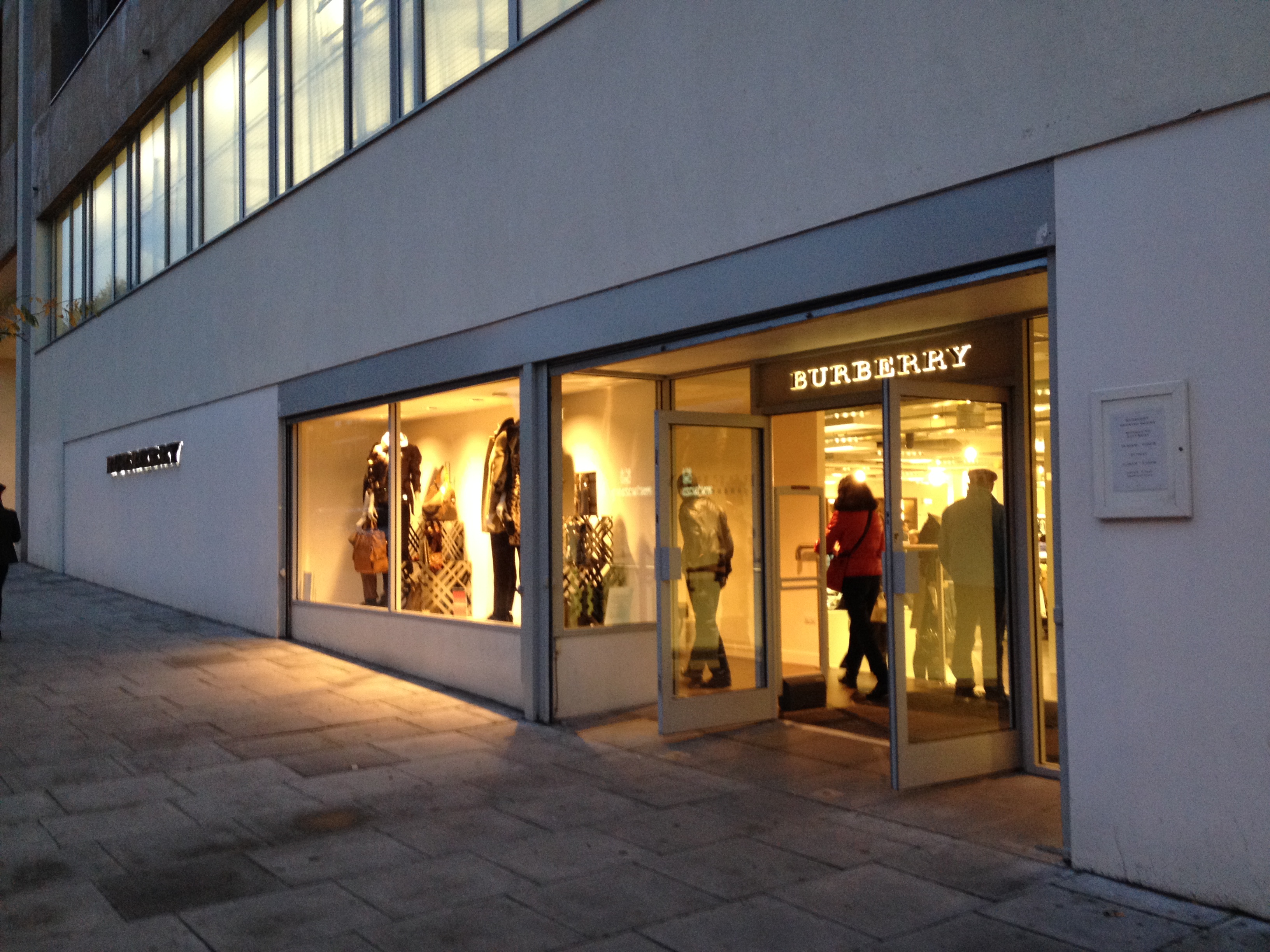 BURBERRY OUTLET in London | MONO mean 